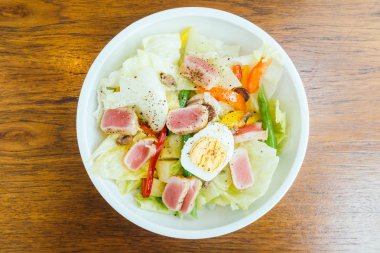 Ton balığı et ve yumurta sebze salatası ile