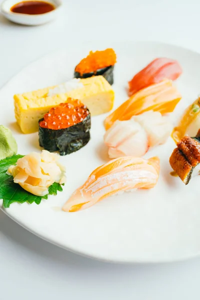 Rohes und frisches Nigiri-Sushi auf weißem Teller — Stockfoto