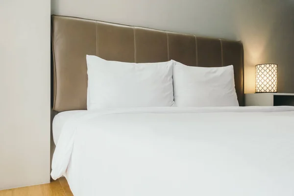 Almohada blanca en la cama — Foto de Stock