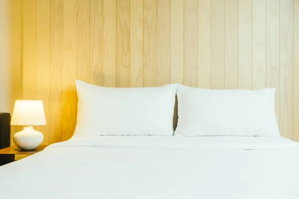 Cuscino bianco sul letto — Foto Stock