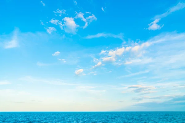 海と海と青い空に白い雲 — ストック写真