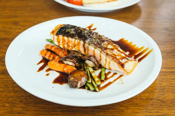 Bife de filé de carne de salmão grelhado com legumes — Fotografia de Stock