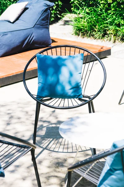 Patio mit Kissen auf Stuhl und Tisch — Stockfoto