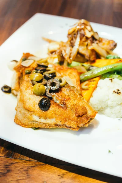 Beyaz tabakta et biftek ızgara levrek balık