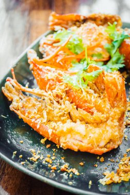 Plaka sarımsaklı kızarmış karides