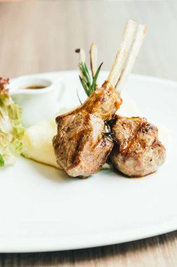 Kuzu eti soslu ızgara raf