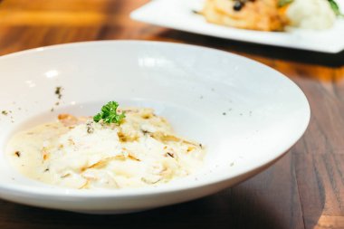 Spagetti carbonara beyaz plaka