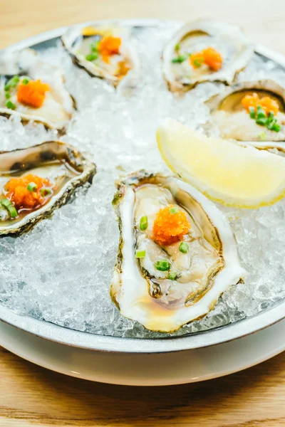 Ham ve taze istiridye kabuğu limon ile