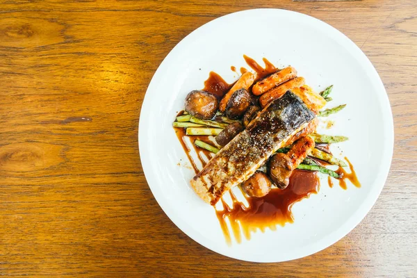 Sebzeli ızgara somon et bonfile