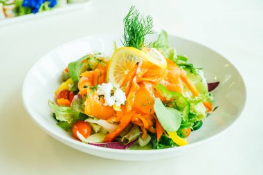 Füme somon et salata