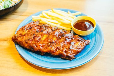 Izgara Barbekü veya Barbekü kaburga patates kızartması ile