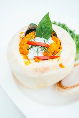 Buharda pişirilmiş köri Balık ve Hindistan cevizi içinde karışık deniz ürünleri