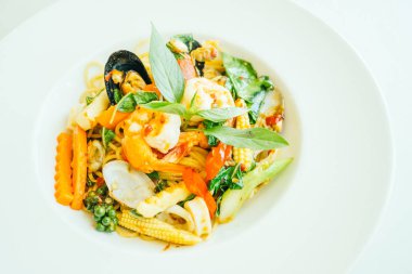 Baharatlı deniz mahsulleri spagetti veya beyaz tabak makarna