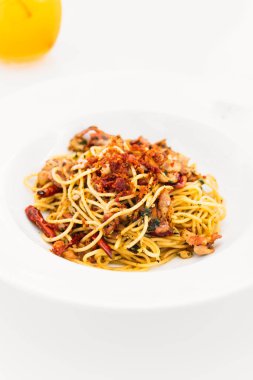 Spagetti pastırma sarımsak ile