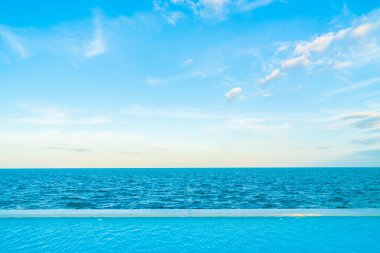 Mavi gökyüzü üzerinde deniz ve okyanus manzaralı sonsuzluk Yüzme Havuzu
