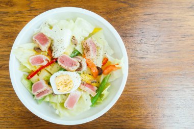 Ton balığı et ve yumurta sebze salatası ile