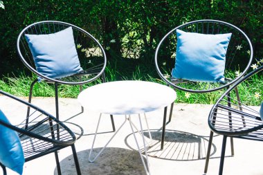 Yastık ile veranda sandalye ve masa ayarla