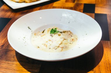 Spagetti carbonara beyaz plaka 