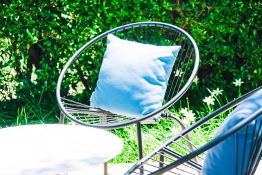 Yastık ile veranda sandalye ve masa ayarla