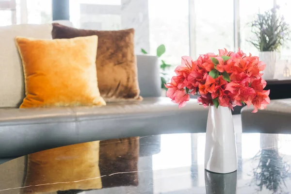Квіткова ваза на столі — стокове фото