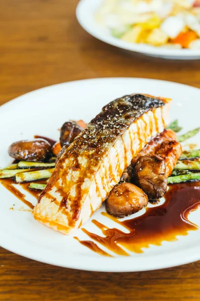 Bife de filé de carne de salmão grelhado com legumes — Fotografia de Stock