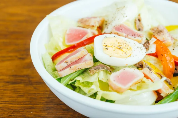 Carne de atum e ovo com salada de legumes — Fotografia de Stock