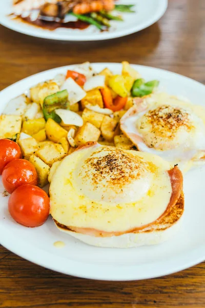 Egg benedict with vegetable for breakfast — Stock Photo, Image