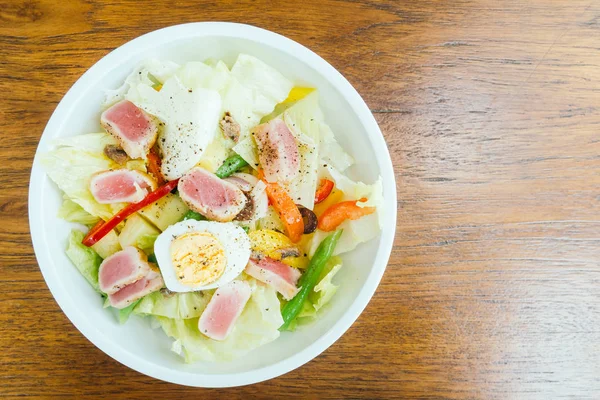 Carne de atum e ovo com salada de legumes — Fotografia de Stock