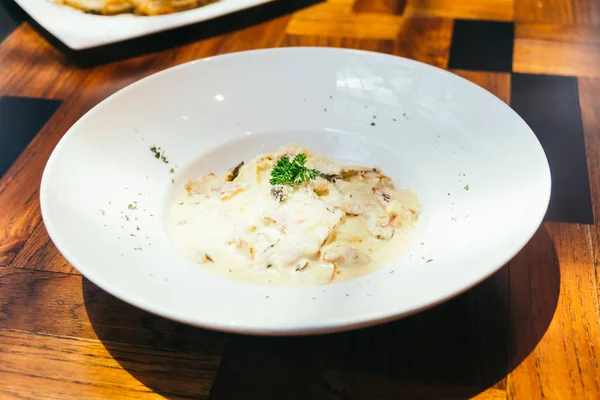 Spagetti carbonara beyaz plaka 