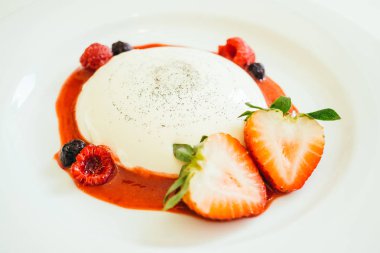 Çilek ve rasberry ile Panna cotta