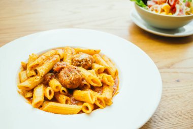 Köfte makarna sosu ile