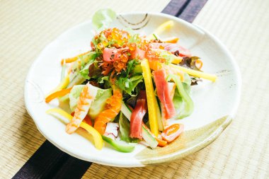 Bitkisel ham ve taze sashimi balık etli