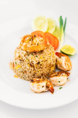 Kızarmış karidesli pilav