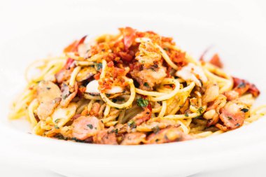 Spagetti pastırma sarımsak ile