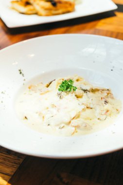 Spagetti carbonara beyaz plaka 