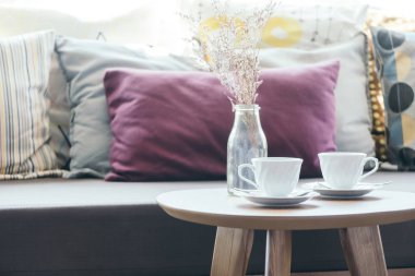 Masa dekorasyonu ile kullanabilirsin üzerinde çiçek vazo ile beyaz kahve fincanı