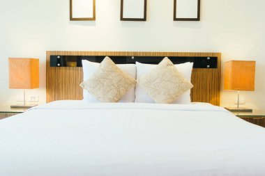 Işık lamba ile yatakta yastık