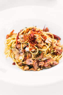 Spagetti pastırma sarımsak ile