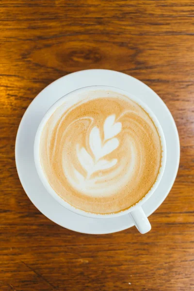 Café con leche caliente en taza blanca en la mesa en el restaurante y la cafetería — Foto de Stock