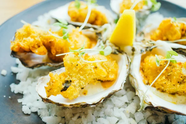 Coquille d'huître frite avec sauce — Photo