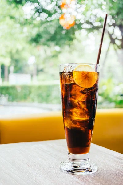 Jeges cola pohár ital mellett — Stock Fotó