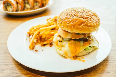 Hamburger ve patates kızartması