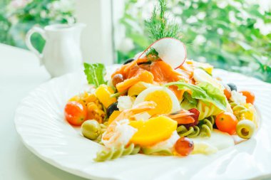 karışık deniz ürünleri salatası