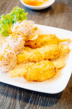 Kızarmış karides ile şeker kamışı