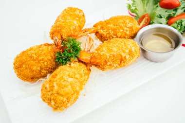 Derin kızarmış karides veya karides pasta