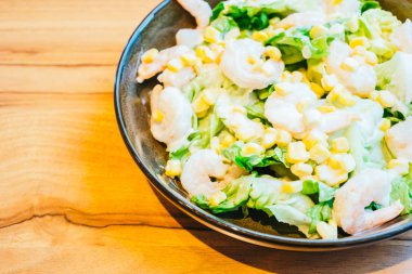 Sebze salatası ile taze karides 