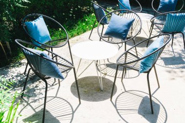 Yastık ile veranda sandalye ve masa ayarla