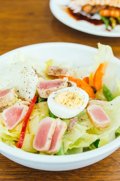 Ton balığı et ve yumurta sebze salatası ile