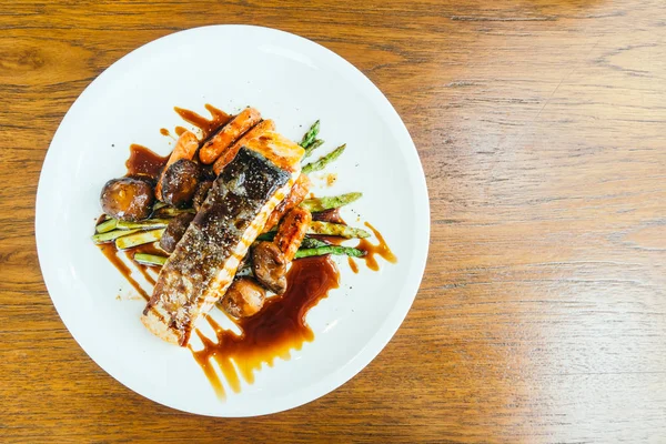 Sebzeli ızgara somon et bonfile