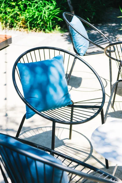 Yastık ile veranda sandalye ve masa ayarla